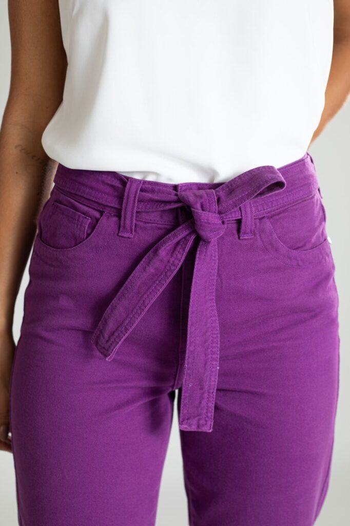 jeans mom com amarração na cintura