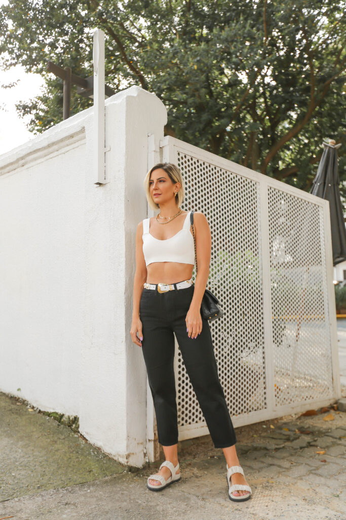 Exemplo de look descolado com mom jeans.